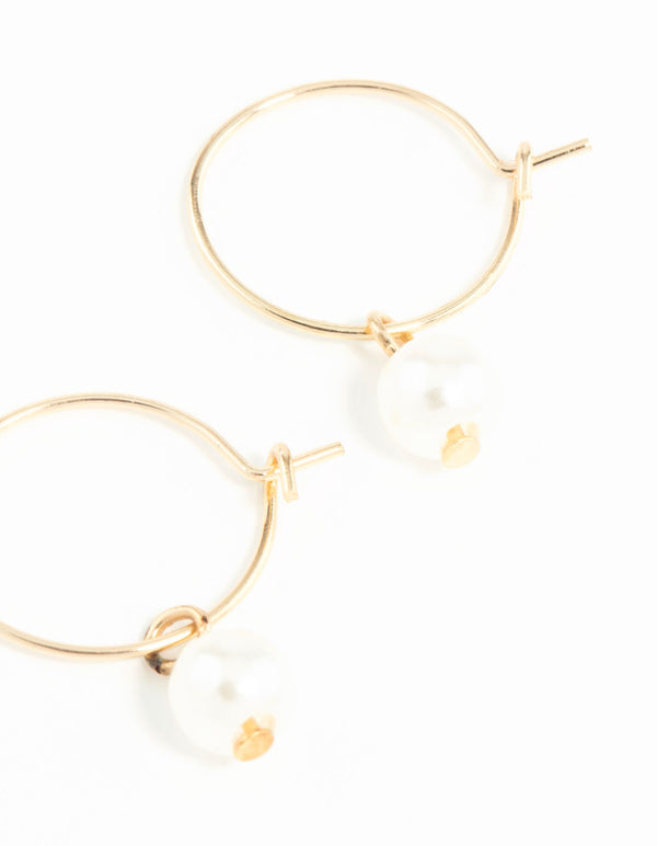 Highlighting dainty hoop earrings 3mm in gold with pearl post detail view