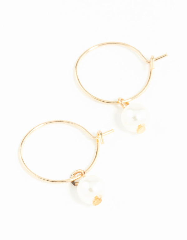 Featuring dainty hoop earrings 3mm in gold with pearl front view