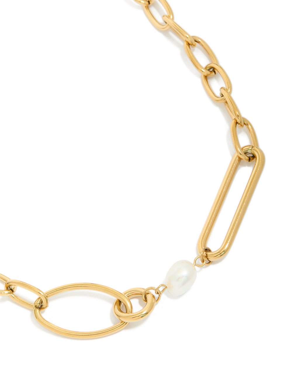 Showcasing a waterproof irregular paperclip necklace with freshwater pearl detail in gold plated stainless steel close up view