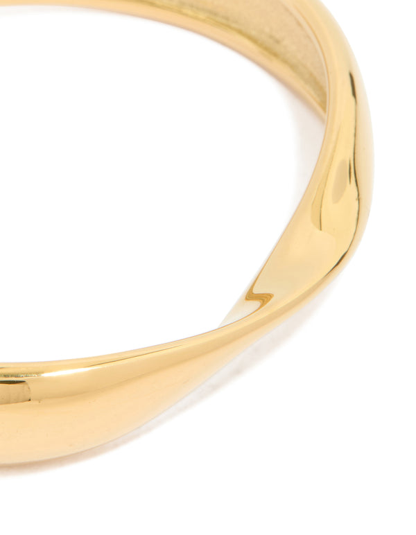 Designed with waterproof rose gold plated stainless steel, this twisted wrist cuff highlights intricate texture in close up view