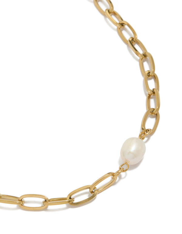 Featuring a waterproof gold plated stainless steel paperclip pearl centre necklace with statement design close up view
