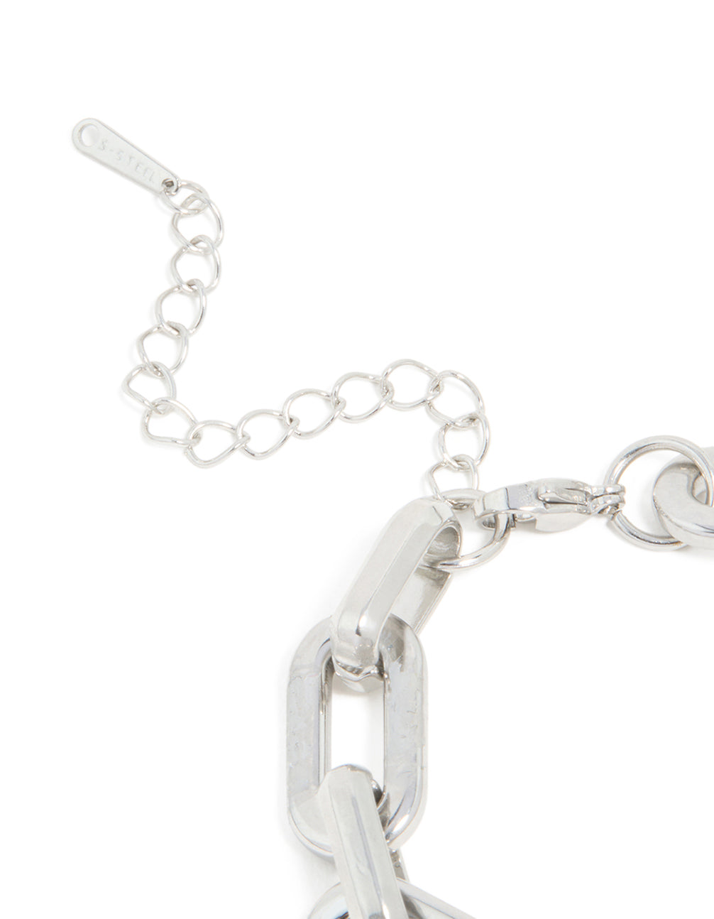Highlighting waterproof stainless steel large paperclip chain bracelet in silver with statement style closure detail view