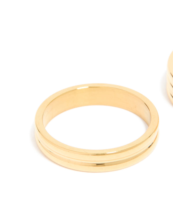 Displaying waterproof gold plated stainless steel simple band stacking rings in a 2-pack with side grooves close up view