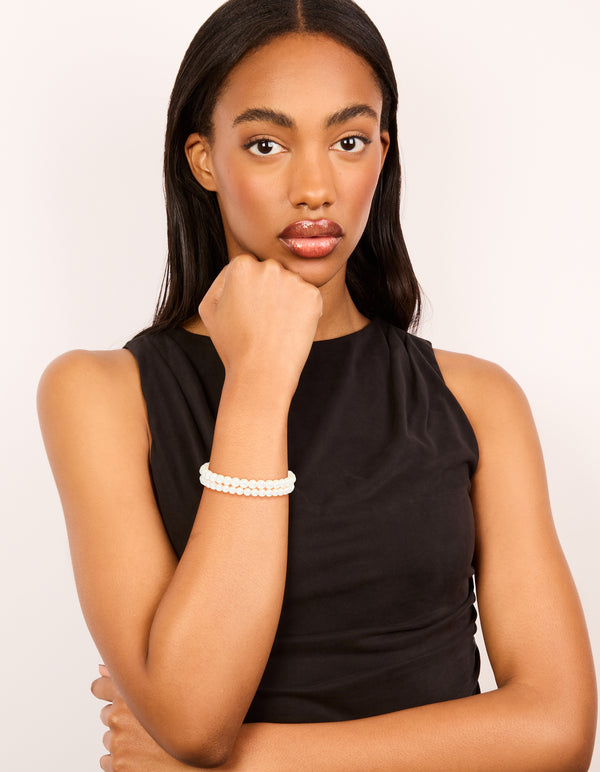 Presenting Gold Plated Classic Pearl Bracelets 2-Pack elements in white and gold on model view