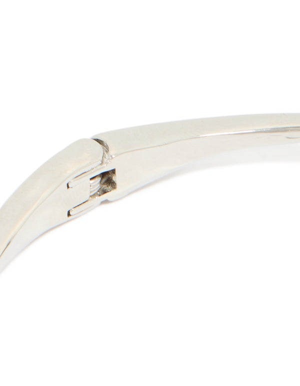 Highlighting the silver cubic zirconia circle hinged bangle closure detail view