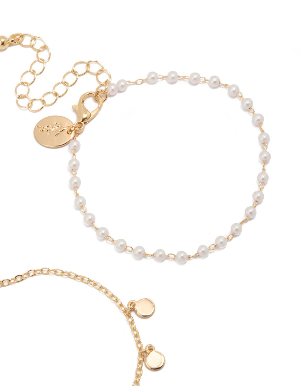 Highlighting gold discs and pearl 2-pack bracelets closure detail view