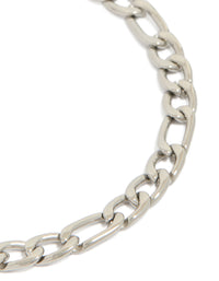 Highlighting a mens waterproof stainless steel figaro chain bracelet in silver close up view - link has visual effect only